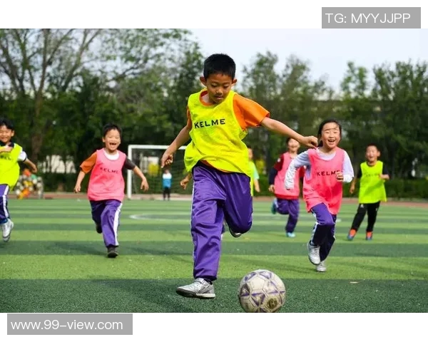 小孩目睹足球明星在绿茵场上展现绝技心中梦想点燃激情与希望