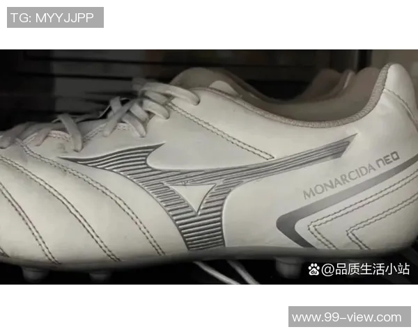 足球明星后卫选择的最佳足球鞋款式与品牌解析 足球明星后卫选择的最佳足球鞋款式与品牌解析